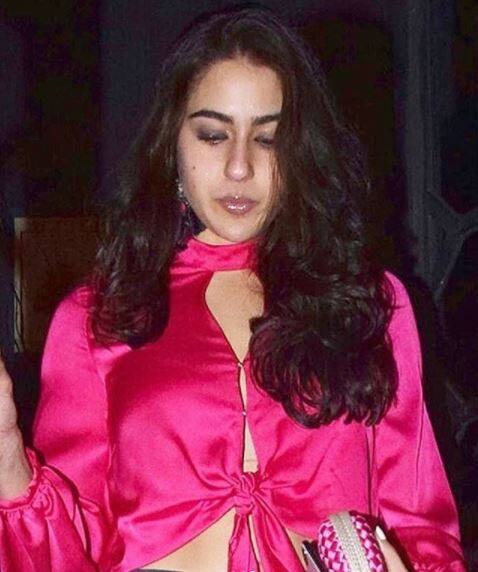 Sara was looking super-stunning in a pink top and blue denim. (Photo: Instagram/ @saraalikhan_1)