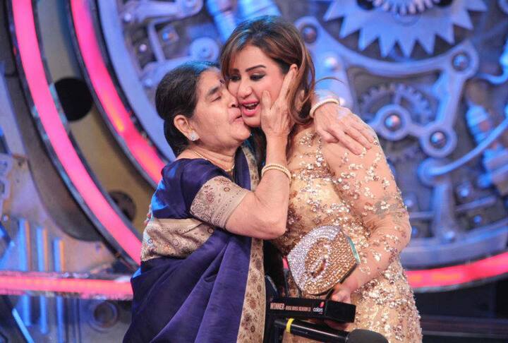 An overwhelmed Shilpa with her mother on Bigg Boss 11 grand finale stage (Photo: Colors)