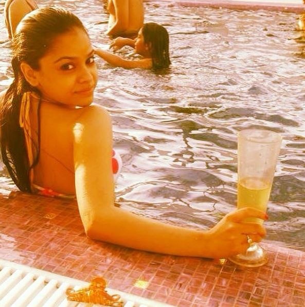593px x 597px - The Kapil Sharma Show' actress Sumona Chakravarti looks HOT in a red BIKINI  while holidaying in Goa!