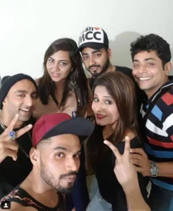 Azim(white shirt) and Wasim(red shirt) pose with Mehjabi Siddiqui, Vikas Gupta, Arshi Khan and Vikas' mother at Arshi's house party two days ago