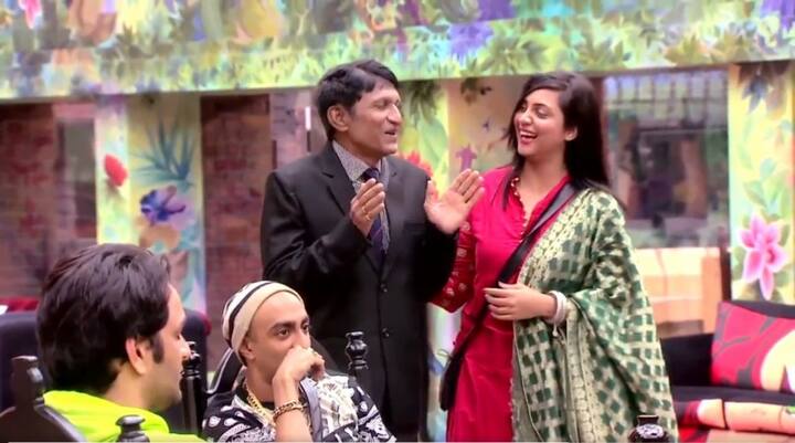 Earlier we saw Arshi's dad inside the BB 11 house during one of the task and now her fans even got a glimpse of her beautiful mom