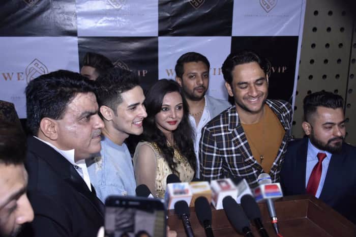 The party was attended by 7 co-contestants of Arshi Khan and these were.. Vikas Gupta, Priyank Sharma, Jyoti Kumari, Mehjabi Siddiqui, Benafsha Soonawalla, Akash Dadlani and Sabyasachi Sathpaty.
