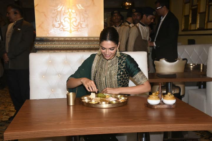 And to celebrate the same, Deepika organised an impromptu dinner for some journalists at the Maharaja Bhog Thali restaurant in Juhu on Saturday evening.