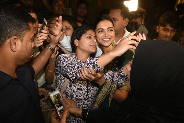 The actress also obliged few fans by clicking selfies with them