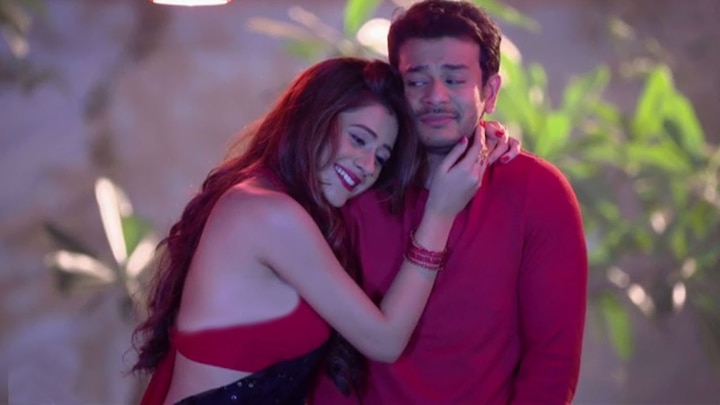 Seen here is Hiba with co-star Jay Soni in Bhaag Bakul Bhaag, we wisht the actress a speady recovery! 