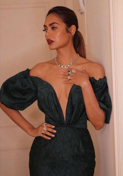 Esha completed her look with a diamond necklace and sparkling rings. (Photo: Instagram)