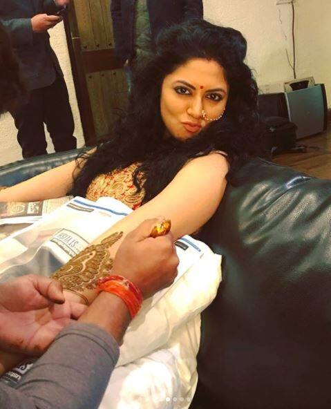 Few days ago, Kavita posted few pictures from the mehendi ceremony on her Instagram account & captioned them as, 