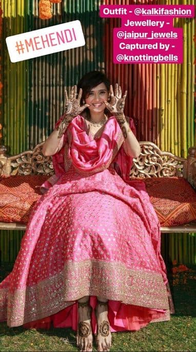 Here's a picture shared by Pankhuri as her Instagram story in which she is flaunting her mehendi. (Photo: Instagram)