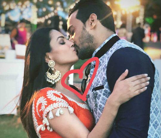 'Yeh Hai Mohabbatein' actress Anita Hassanandani aka 'Shagun' passionate kiss with hubby Rohit Reddy. (Photo: Instagram)