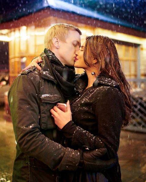 TV's newly-married couple Aashka Goradia and Brent Goble locking lips during their recent Manali trip. (Photo: Instagram)