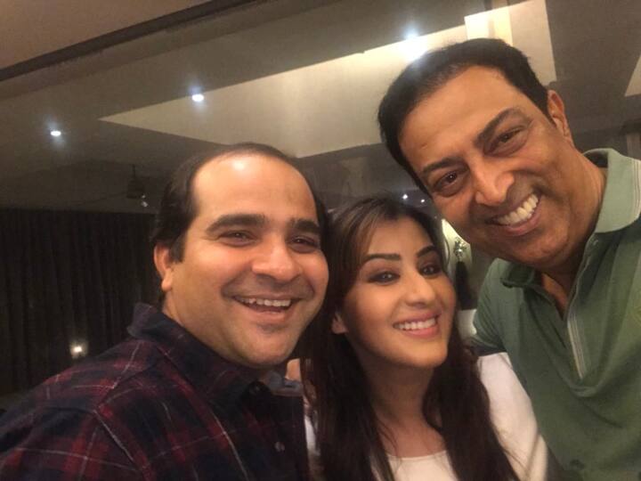 Shilpa's huge support, her brother Ashutosh Shinde was also with them and now check out the rest of the two winners who partied with these BB 11 and BB 3 contestants.