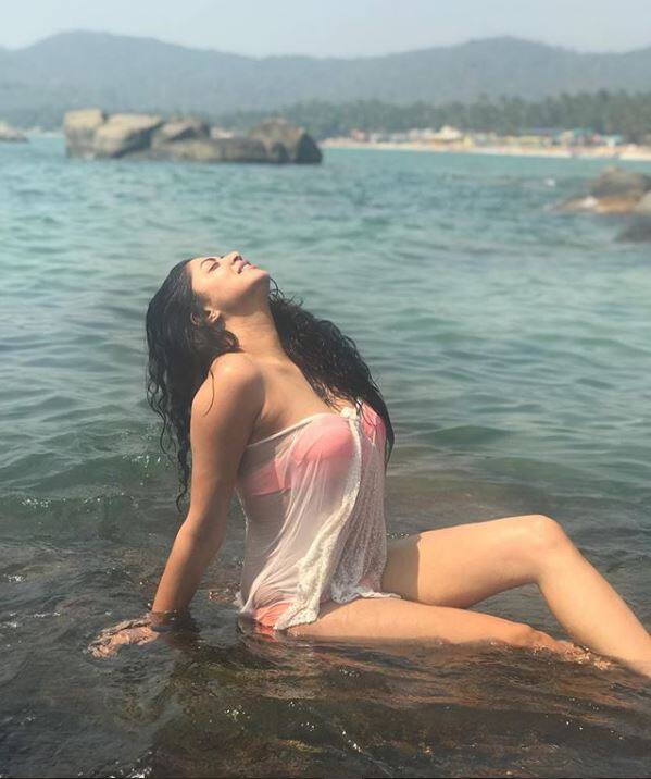 Here's one she shared on Instagram and wrote a romantic message for her hubby Ronnit that reads- 