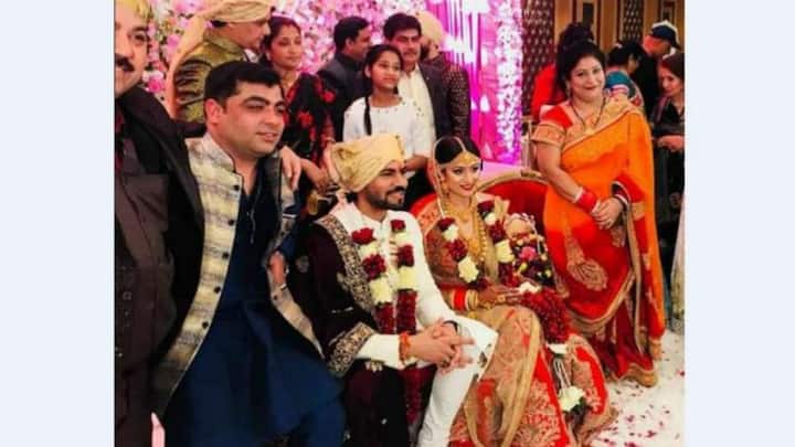 Gaurav Chopra posing with wife Hitisha and other relatives