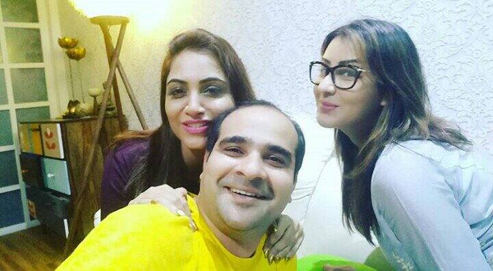 Shilpa's brother Ashutosh Shinde was also there with Shilpa & Arshi. This picture was posted on Arshi's Twitter account with the caption, 