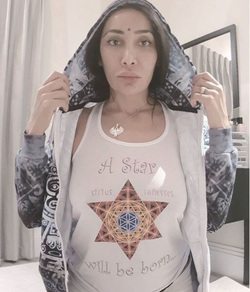 Now, Sofia has posted another picture on Instagram in which she's flaunting her baby-bump. (Photo: Instagram)