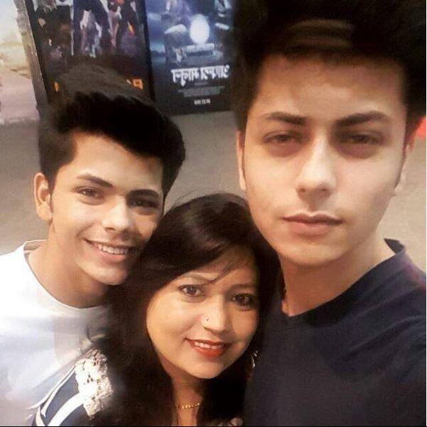 Popular Nigam brothers with their Mom Vibha in a pic together. 