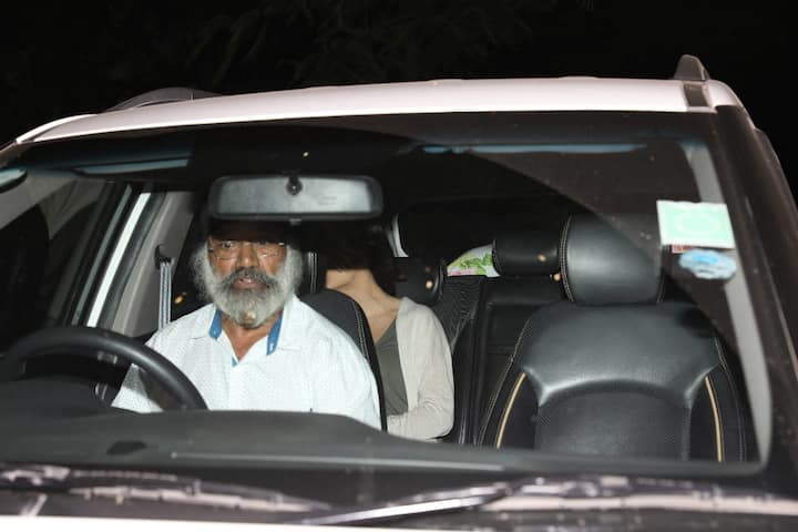 While Hardik happily posed for the paparazzi, his allleged lady-love Elli looked uncomfortable due to the cameras and was clicked trying to hide her face sitting inside the car. (Photo: Manav Manglani)