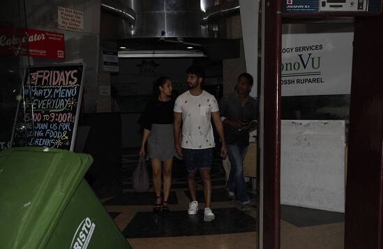 Recently, The couple was seen in Bandra near a cafe. Shahid along with Mira was seen walking with Mira holding hand-in-hand. How could Paparazzi miss a chance to frame this beautiful couple? Check out their pictures: (Image- Manav Manglani)