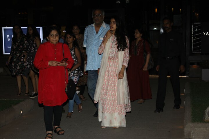 They were accompanied by other family members too. Paparazzi clicked them outside the restaurant. (Photo: Manav Manglani)