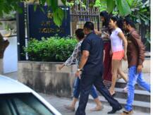 IN PICS: Late Sridevi's daughter Janhvi Kapoor smiling & posing with fans for selfies is the best thing you'll see today!