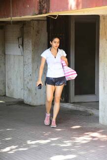 IN PICS: Saif Ali Khan's pretty daughter Sara Ali Khan flaunts her FIT & FAB figure post work-out session!
