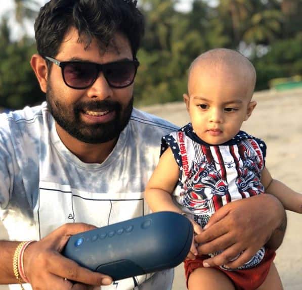 Soham chilling with father Rohit on a beach. (Photo: Instagram)