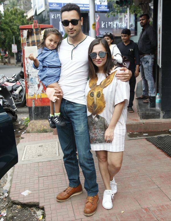 'Delhi Belly' actor Imran Khan had a perfect Sunday with wife Avantika & cute daughter Imara as the trio was spotted outside a suburban restaurant post their lunch, giving us family goals