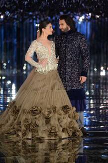 SEE PICS: Alia Bhatt & Ranveer Singh set the RAMP ON FIRE as showstoppers for Manish Malhotra at the grand finale of India Couture Week 2017!