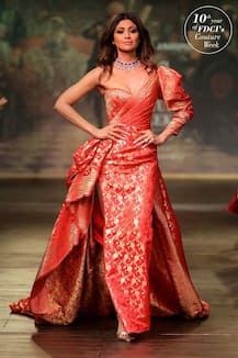 PHOTOS: Shilpa Shetty looks SENSATIONAL as she flaunts her toned figure in a Benarasi gown at the ICW 2017