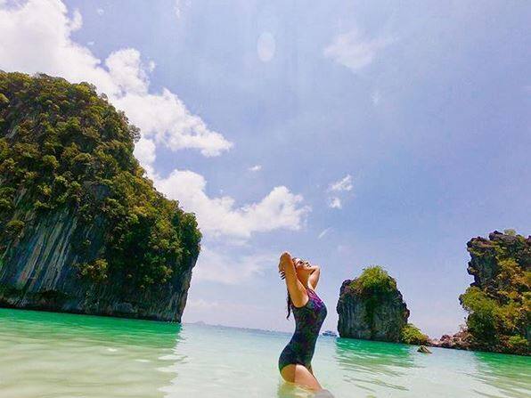We are totally crushing Debina’s this pose and of course the background beauty too.