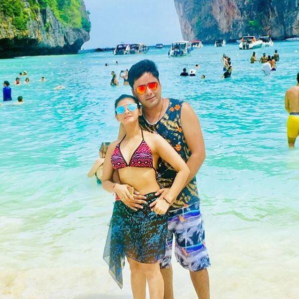 Here's a picture of Jyotsna posing with hubby Nitesh on a beach in Phuket. (Photo: Instagram)