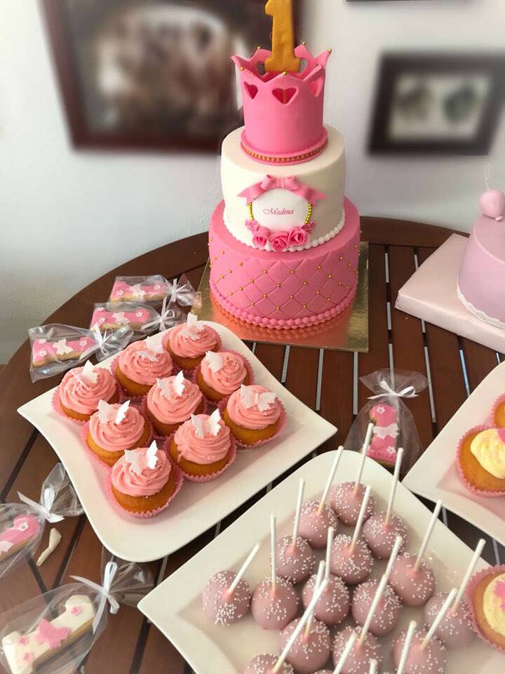 Here's a close look of the beautiful cake and cup-cakes from the celebration