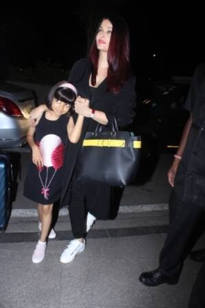 Jazbaa actress completed her look with a black tote bag!