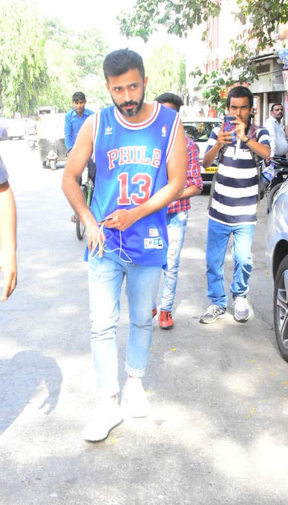 Anand Ahuja was looking dapper in a loose blue vest & denims with white shoes. (Photo: Manav Manglani)