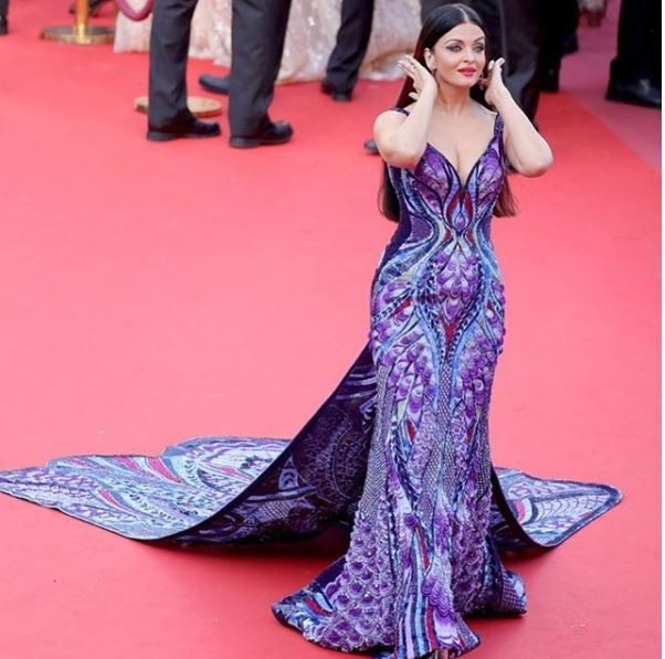 Aishwarya kept her hair straight and simple with a neat middle parting.