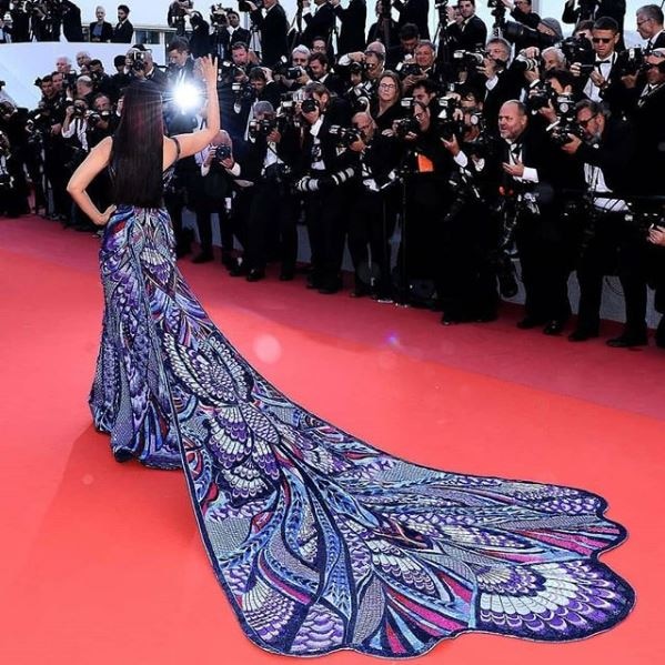 Before she went for the red carpet, Aishwarya was welcomed with a loud cheer from the crowd.