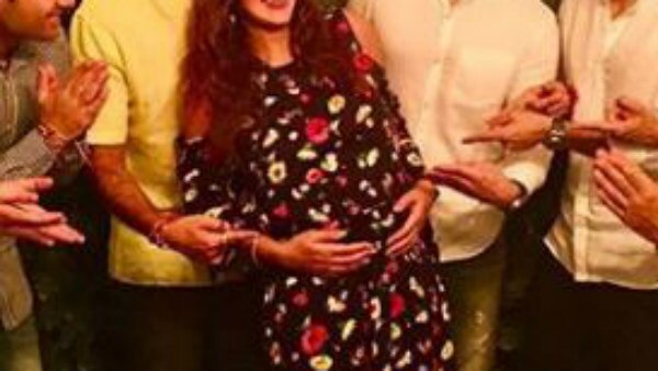 Esha Deol flaunts her BABY BUMP as she celebrates Rakshabandhan with six brothers-in-law! Esha Deol flaunts her BABY BUMP as she celebrates Rakshabandhan with six brothers-in-law!