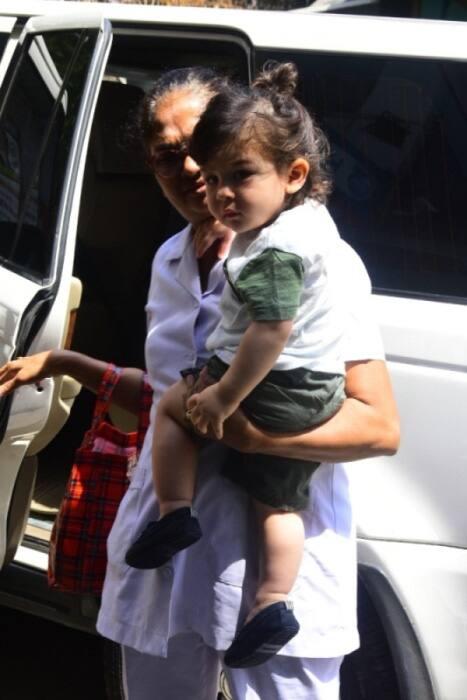 We also love one more thing about Taimur and that's his constant hair do experiments that his Mommy does. 2 days ago he sported a hair bun/pony tail and today he didn't!