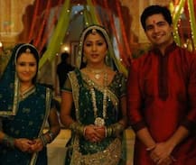 PICS: Yeh Rishta Kya Kehlata Hai's Pooja Joshi aka Varsha shows off her BABY BUMP!