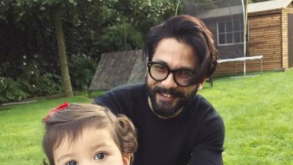 AWWW!Daddy Shahid Kapoor playing with daughter Misha on family vacation!  AWWW!Daddy Shahid Kapoor playing with daughter Misha on family vacation!