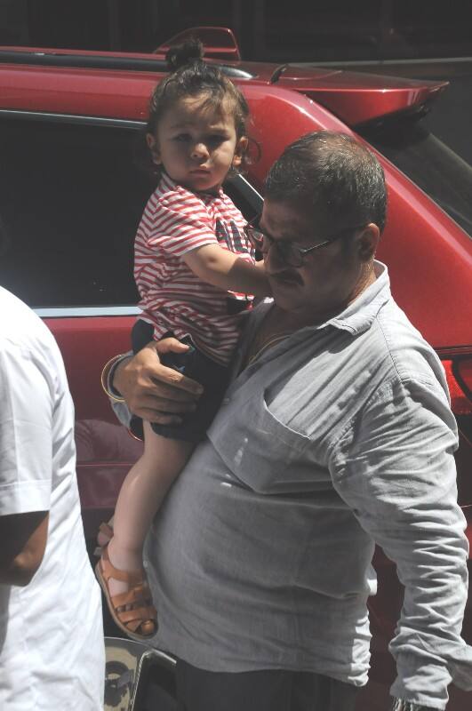 Taimur in a red & white striped tshirt and his hair tied in a high pony made a really cute spotting this time. And we see he loves camera already!