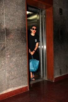 PICS: Stunning Karisma Kapoor & her pretty daughter Samaira spotted in Bandra salon!