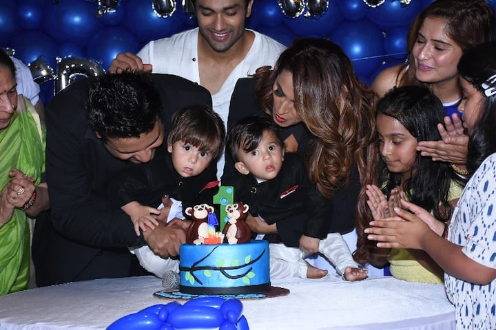 The cute cake had two cute monkeys! 