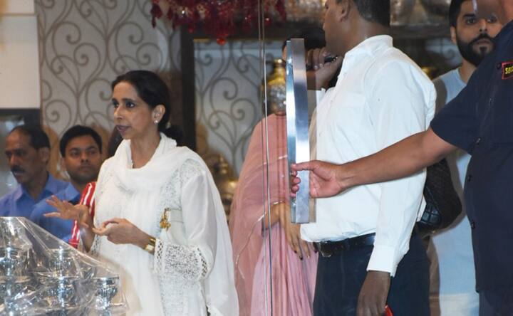 The couple of four years, Ranveer and Deepika have reportedly met each other's parents having decided upon a wedding date and she also shopped a few months ago at a designer store in Bangalore that was speculated to be yet again, for her Wedding! And today the mother-daughter duo, Ujala and Deepika visited a store in Bandra, Mumbai for shopping.
