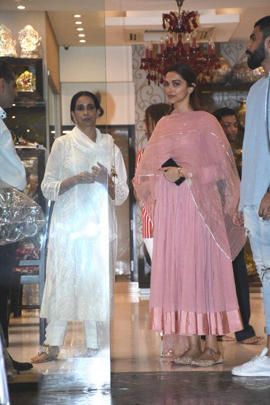 The duo seemed to be aware of what probably was going inside shutterbugs' minds while flashing cameras at them and Mom maintained a straight face while the actress did smile for some clicks.