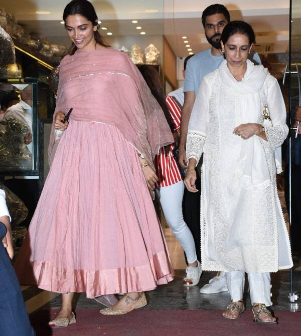 Deepika and mom Ujjala spotted shopping at Bandra store