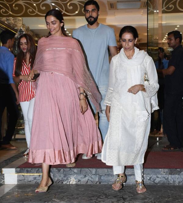 Deepika and mom Ujjala spotted shopping at Bandra store