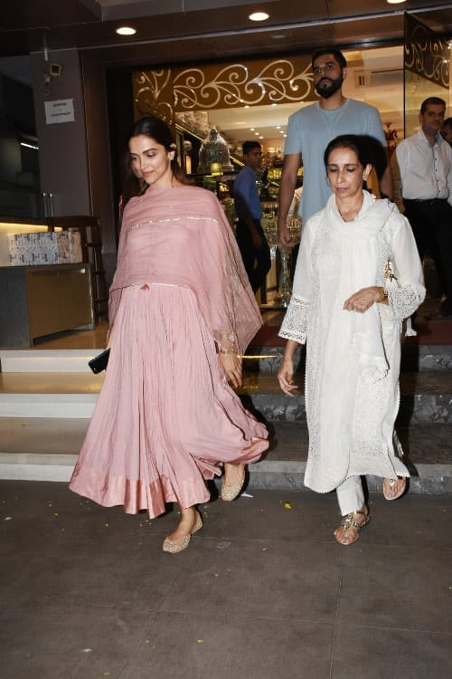 Deepika and mom Ujjala spotted shopping at Bandra store