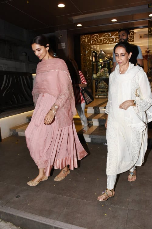 Deepika and mom Ujjala spotted shopping at Bandra store (All Pics: Manav Manglani)