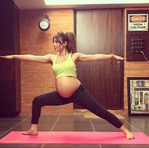 Mom-to-be Soha Ali Khan's latest BABY BUMP pic will brighten up your day!